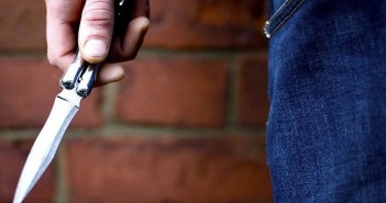 Cách xử lý khi bị cướp tấn công bằng dao, kim tiêm dính máu, vật nhọn...